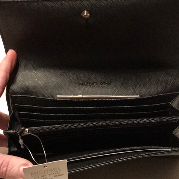 Michael Kors Jet Set Travel Black Leather Carryall Wallet NWT - Picture 3 of 4